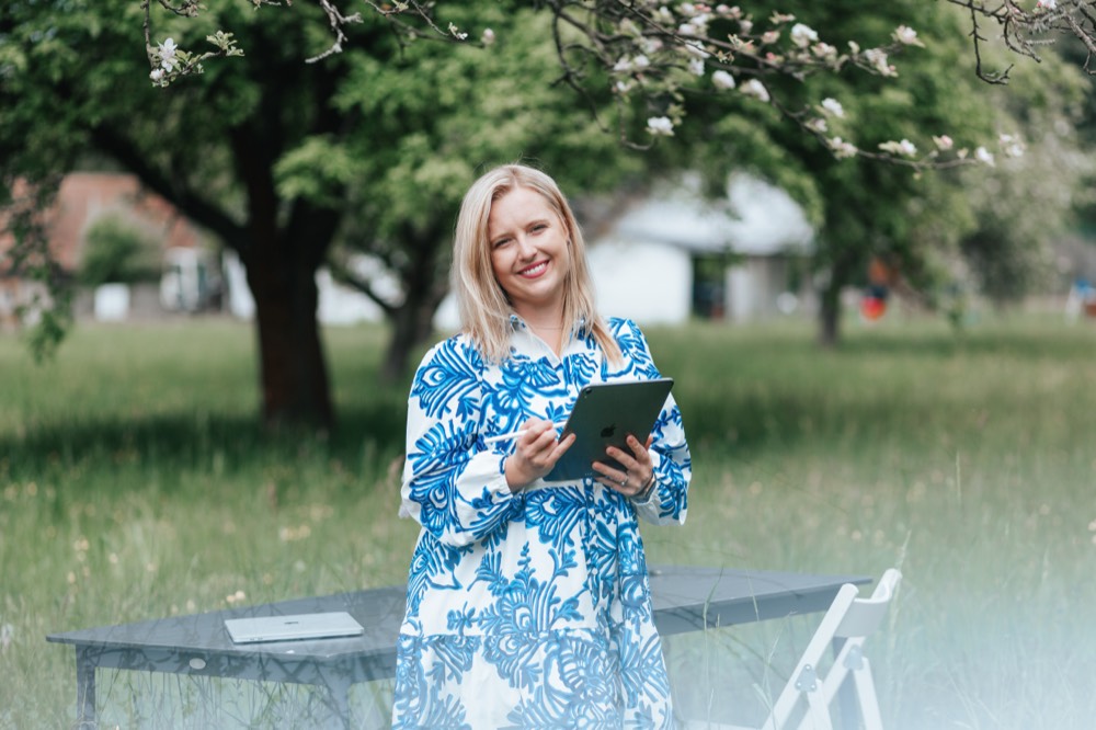Kateřina Minaříková s tabletem v ruce