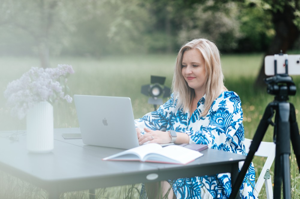 Kateřina Minaříková při práci u notebooku